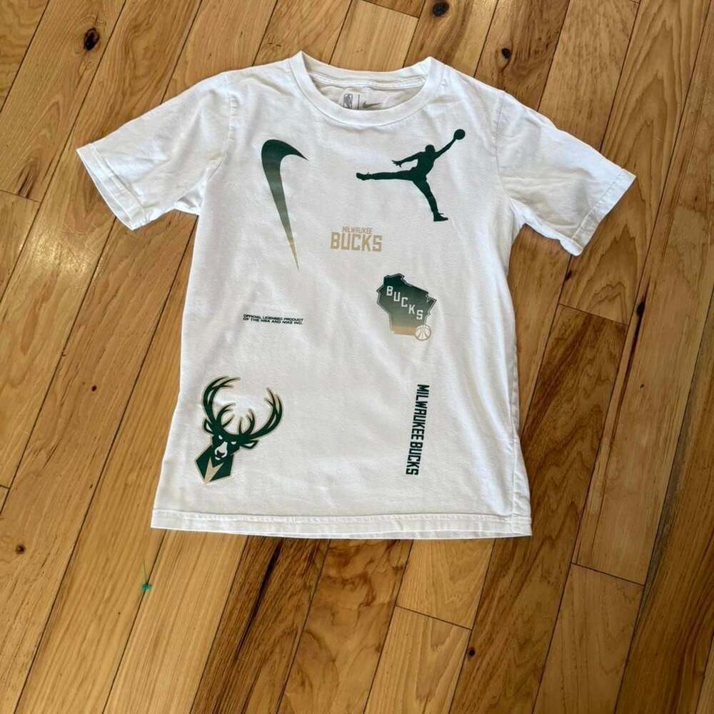 Nike Milwaukee Bucks NBA Basketball Graphic T-Shirt Kids Small